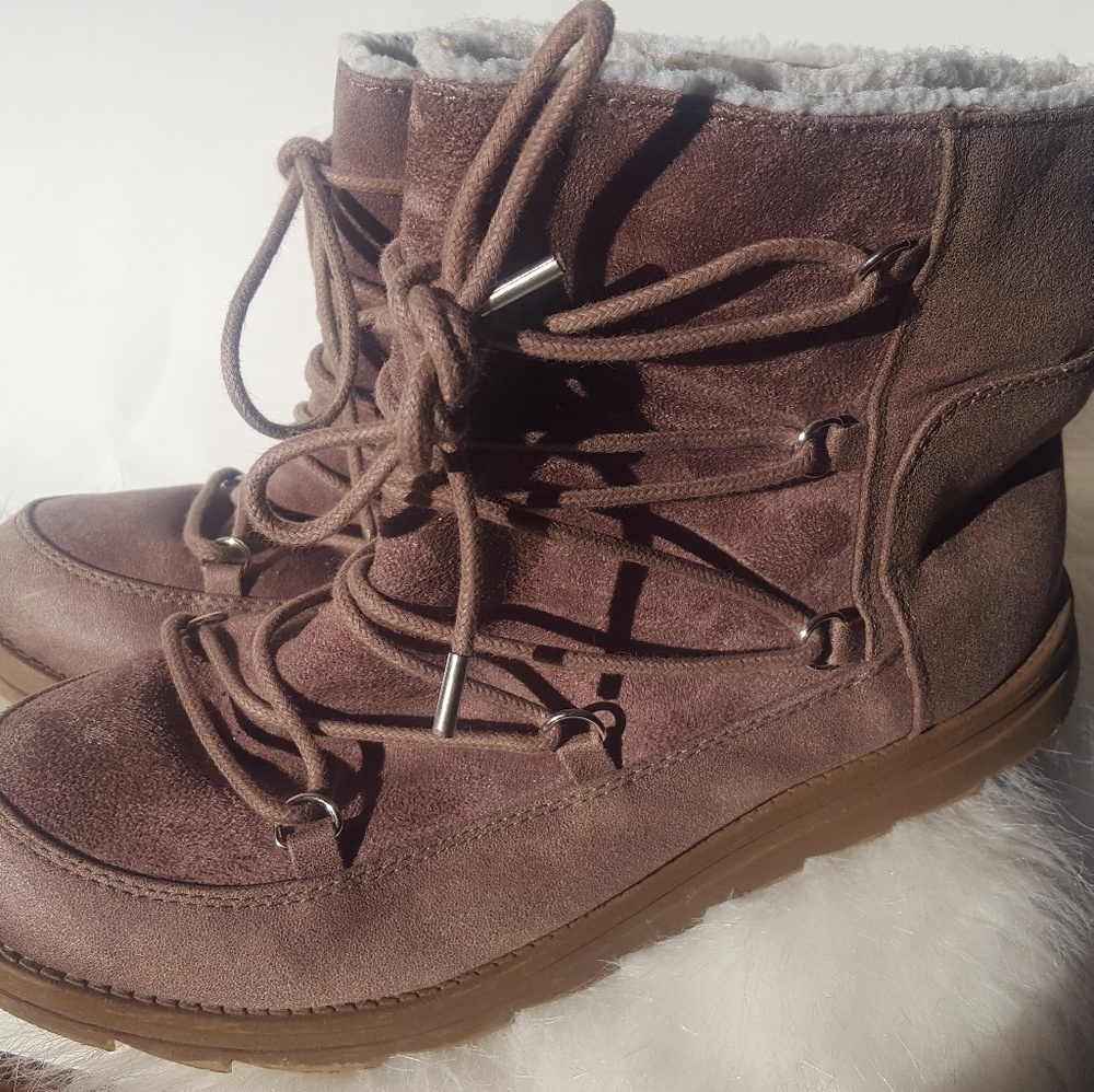 Mallow Brown Laceup boots size 8